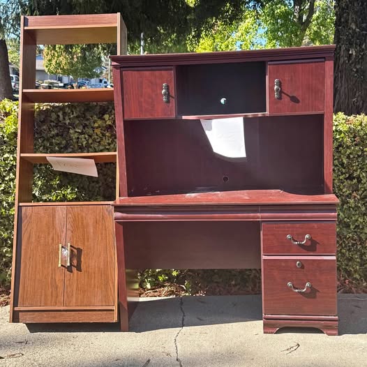 Free curb alert!! Desk and bookshelf.